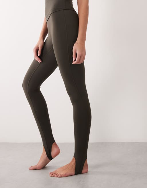 4505 - Mokkabrune bløde yogaleggings med høj talje og stigbøjledetaljer , 2 af 5