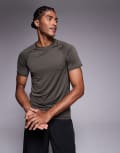 [ASOS] 4505 muscle fit seam detail quick dry base layer in khaki-Green XL Khaki