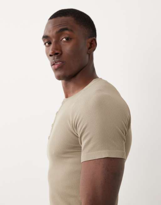 4505 naadloos geribd muscle fit training henley T-shirt in greige, 4 van 5