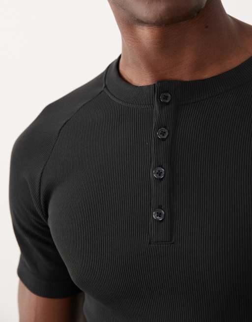 4505 naadloos geribd muscle fit training henley T-shirt in zwart, 5 van 5