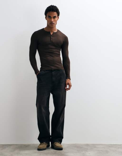 4505 nahtlos geripptes Muscle-Fit-Trainings-Henley mit langen Ärmeln in Braun, 2 von 5
