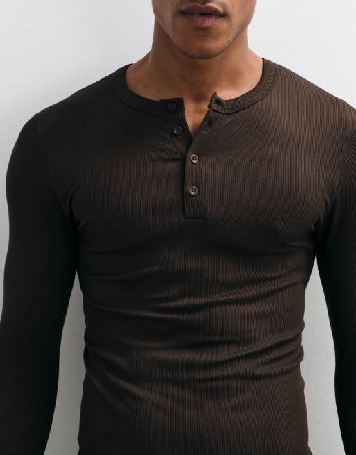 4505 nahtlos geripptes Muscle-Fit-Trainings-Henley mit langen Ärmeln in Braun, 4 von 5