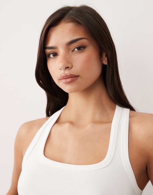 4505 – Nahtloses, geripptes Cropped-Trägertop in Weiß mit U-Ausschnitt und Ringerrücken, 3 von 4