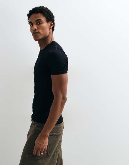 4505 nahtloses geripptes Muscle-Fit-Trainings-Henley-T-Shirt in Schwarz, 3 von 5