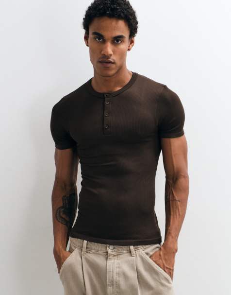 4505 nahtloses Henley-T-Shirt mit Rippstruktur und Muskelshirt-Passform in Braun - view 1