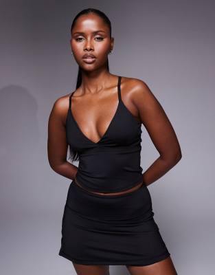 4505 - Padel - Sport-Tanktop in Schwarz mit tiefem V-Ausschnitt und hinten überkreuzten Trägern