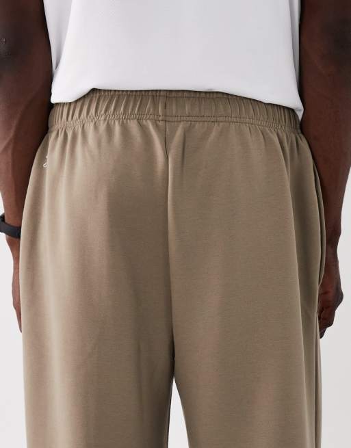 4505 - Performance - Joggers deportivos beis grisáceo de pernera ancha con detalle de jaretas, 5 de 5
