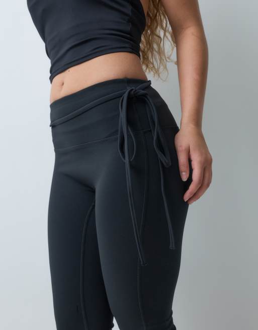4505 Petite bløde kick flare-yoga-leggings med bindebånd i taljen, sort, 3 af 5