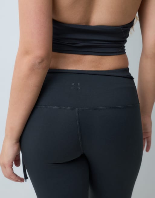 4505 Petite bløde kick flare-yoga-leggings med bindebånd i taljen, sort, 4 af 5