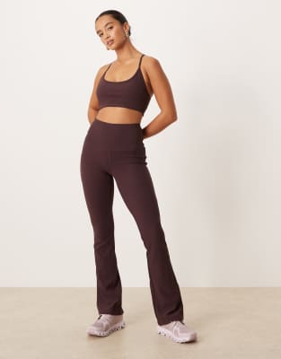 4505 Petite - Fein gerippte, leicht ausgestellte Yoga-Leggings in Feigenbraun mit hohem Bund-Lila
