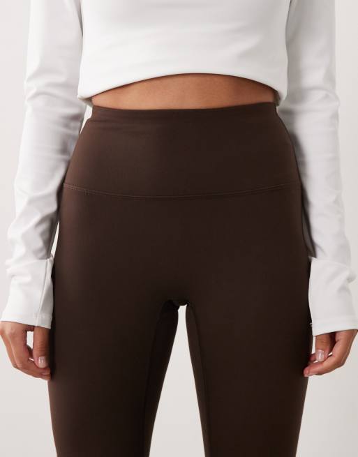4505 Petite – Icon – Bruna, mjuka yogaleggings med hög midja och utsvängd design, 4 av 5
