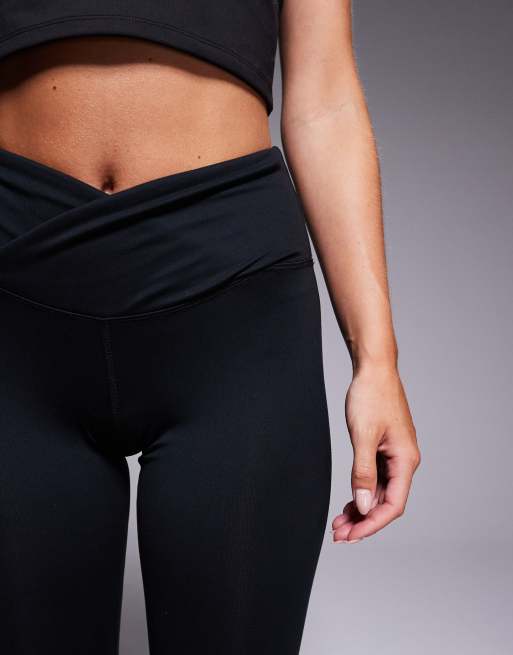 4505 Petite - Icon - Legging de yoga doux au toucher coupe ajustée puis évasée à taille croisée - Noir, 3 de 5