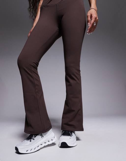 4505 Petite - Icon - Legging de yoga slim en tissu doux à taille croisée - Chocolat prune, 2 de 5