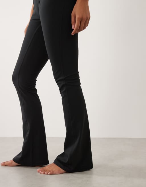 4505 Petite – Icon – Weiche, ausgestellte Yoga-Leggings in Schwarz mit hohem Bund, 4 von 5