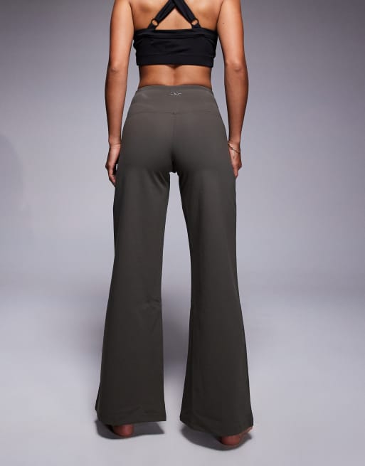 4505 Petite – Icon – Weiche Tanzhose in dunklem Olivgrün mit weitem Bein und Bund mit Wickeldesign , 3 von 5