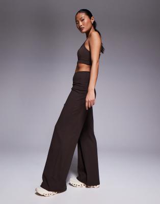 4505 Petite - Icon - Weiche Tanzhose in Schokobraun mit weitem Bein und hohem Bund-Brown