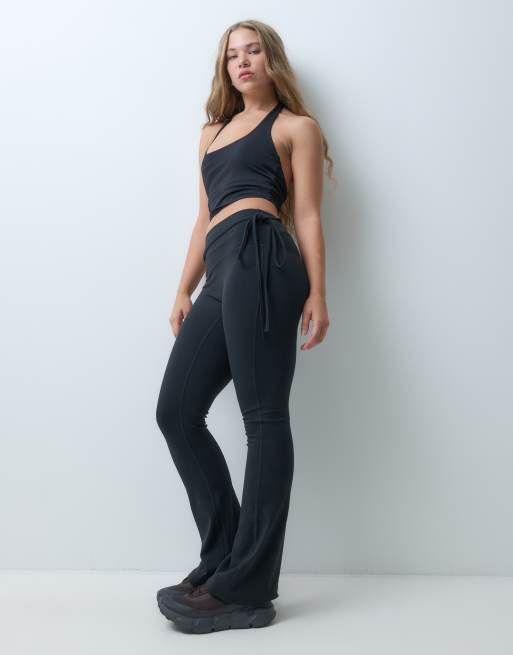 4505 Petite Leggings mit weicher Haptik, Kick-Flare und Bindebund-Detail in Schwarz, 2 von 5