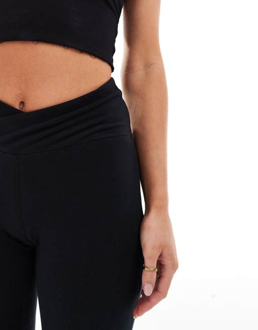 4505 Petite – Schmal geschnittene Leggings in Schwarz mit weicher Oberfläche und gewickeltem Bund , 2 von 5
