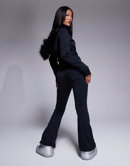 4505 Petite - Ski - Tuta da sci nera con pantaloni slim a zampa, cintura e cappuccio in pelliccia sintetica 