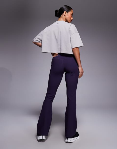 4505 Petite - Smalle kick-flare yogalegging van geribbelde micro en taille met overslag in paars - view 1