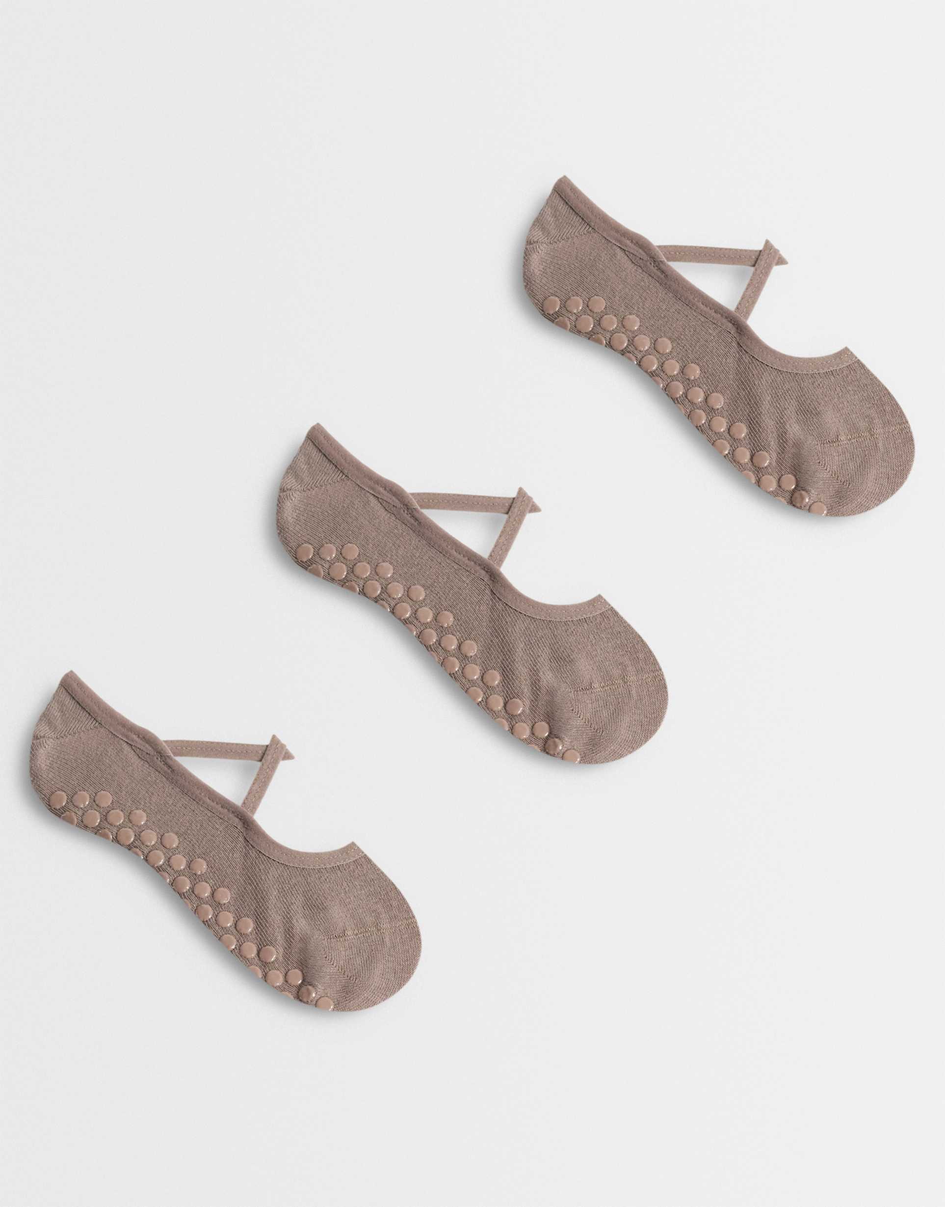 4505 pilates 3 pack non slip grip socks with elastic straps in fawn
