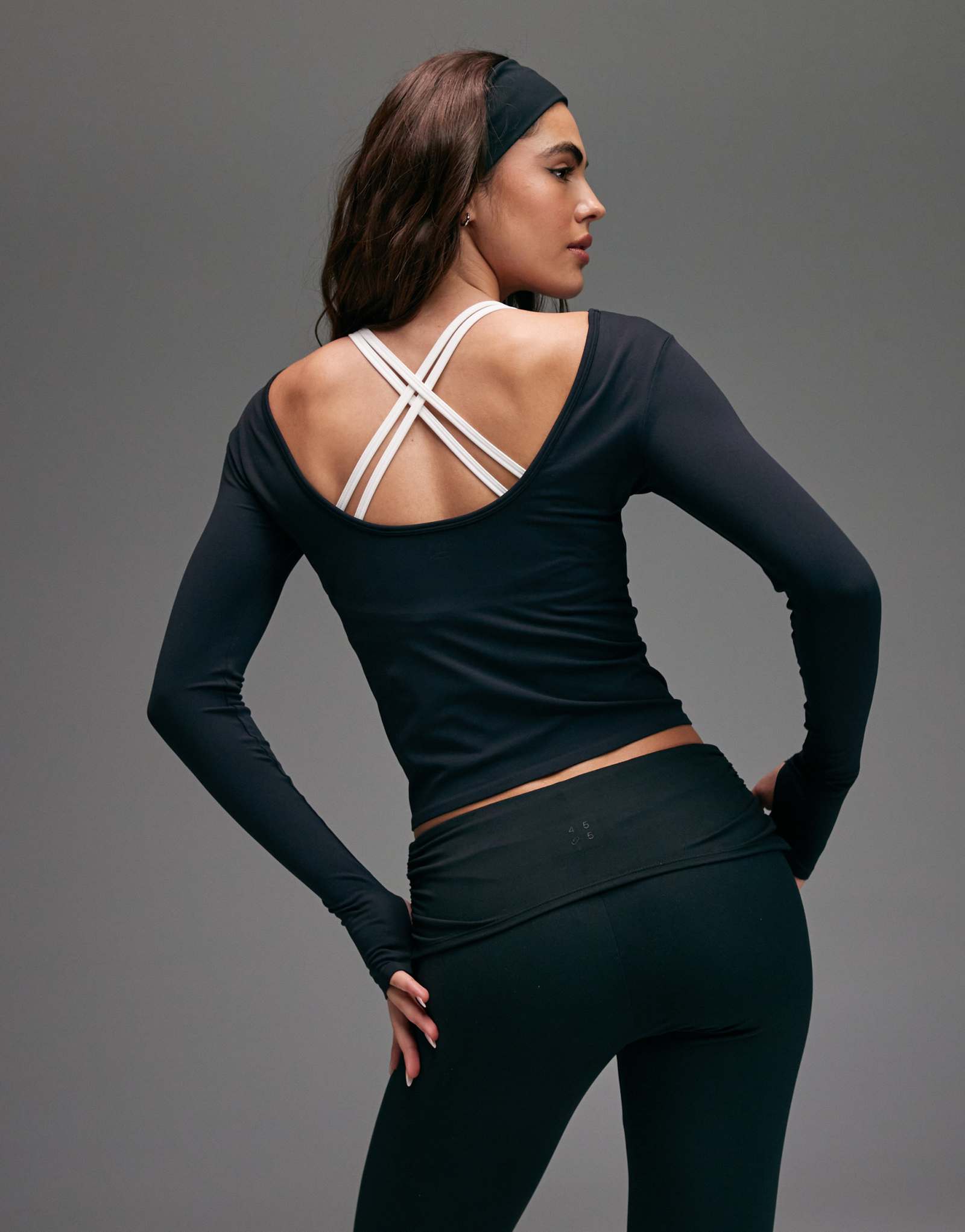 4505 черный многослойный топ с овальной спинкой и длинными рукавами из плюша черного цвета