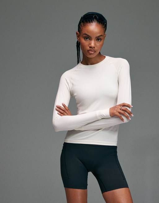 4505 Premium lightweight ultrasoft seamless running long sleeve t-shirt in cloud white, 2 of 4