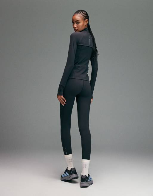 4505 Premium reflective high waist running legging with phone pockets and bonded seams in void black, 4 of 5