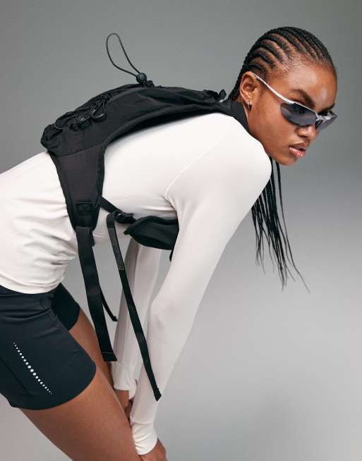 4505 Premium reflective running vest with zip pocket and water bottle holder in void black, 4 of 4
