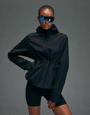 Premium - Wasserabweisende Laufjacke in Void Schwarz mit Kapuze und geraffter Taille Schwarz 46