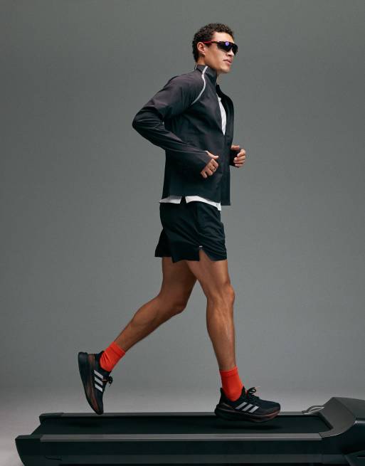 4505 Premium woven water repellent running jacket with zip pockets and reflective detail in void black, 2 of 5