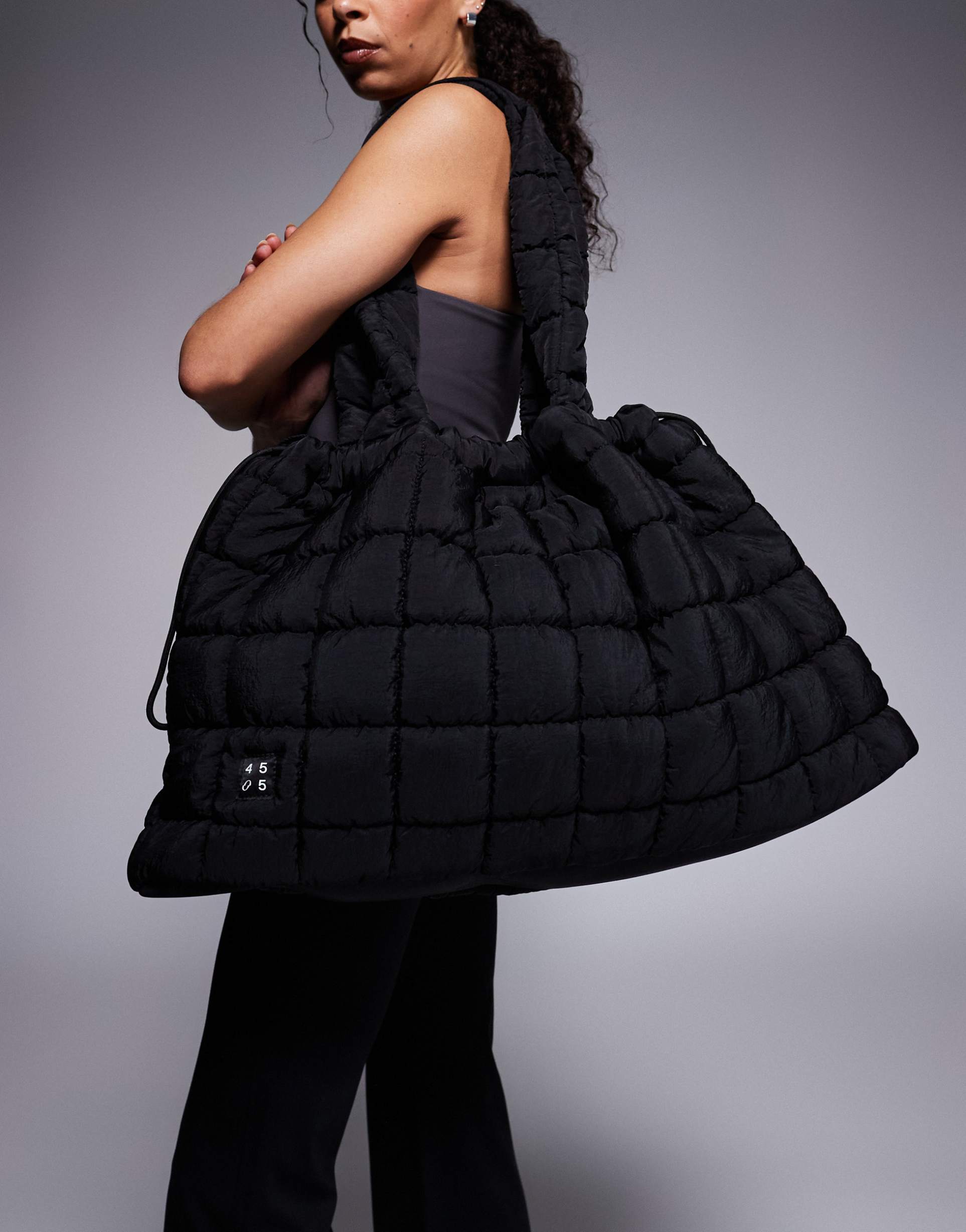 4505 quilted woven drawstring oversized gym tote in black