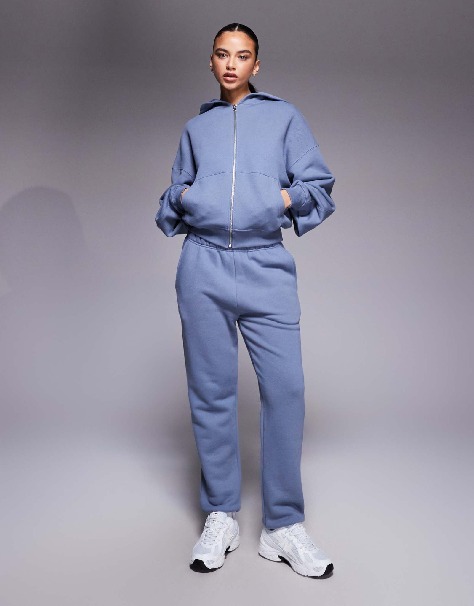 4505 Тренировочные брюки с низкой посадкой и манжетами из хлопка плотностью 420 г/м2 в стиранном кремнево-сером цвете