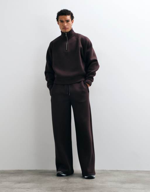 4505 – Rest Day – Jogginghose aus Material in Neoprenoptik in Schokobraun mit weitem Bein, 2 von 3
