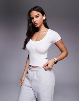 4505 - Rest Day - Knapp geschnittenes Henley-T-Shirt im Cropped-Fit-Stil aus ultraweichem, geripptem Modal in Weiß