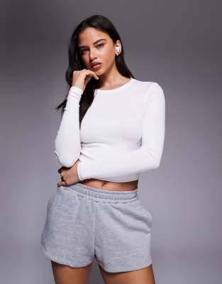 4505 - Rest Day - Knappes, langärmliges Cropped-T-Shirt in Weiß aus ultraweichem, geripptem Modal