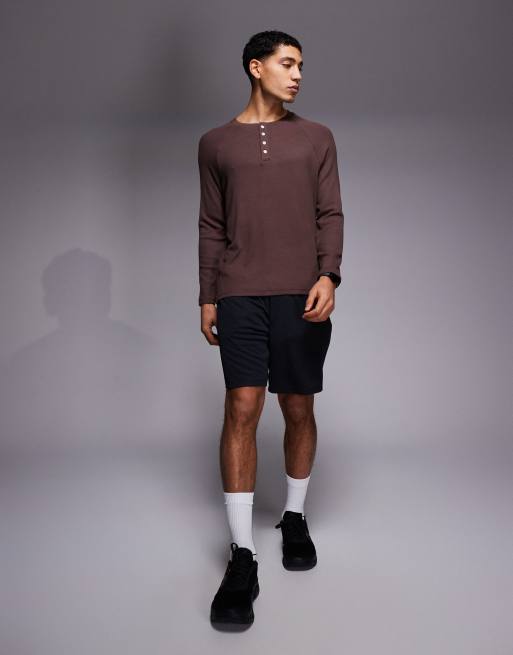 4505 - Rest Day - Maglietta slim a maniche lunghe raglan in modal super morbida a coste marrone con scollo serafino , 2 di 5
