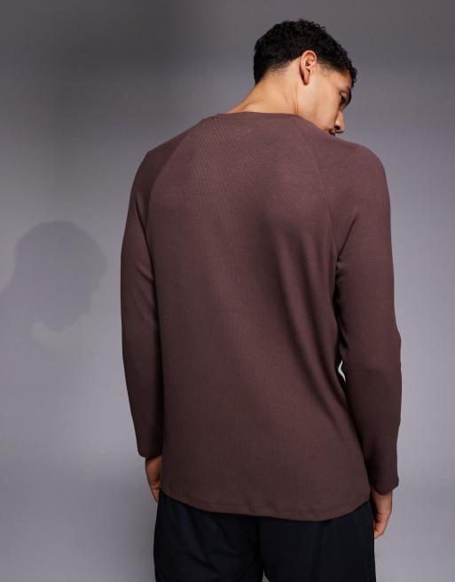 4505 - Rest Day - Maglietta slim a maniche lunghe raglan in modal super morbida a coste marrone con scollo serafino , 3 di 5