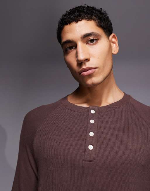 4505 - Rest Day - Maglietta slim a maniche lunghe raglan in modal super morbida a coste marrone con scollo serafino , 5 di 5