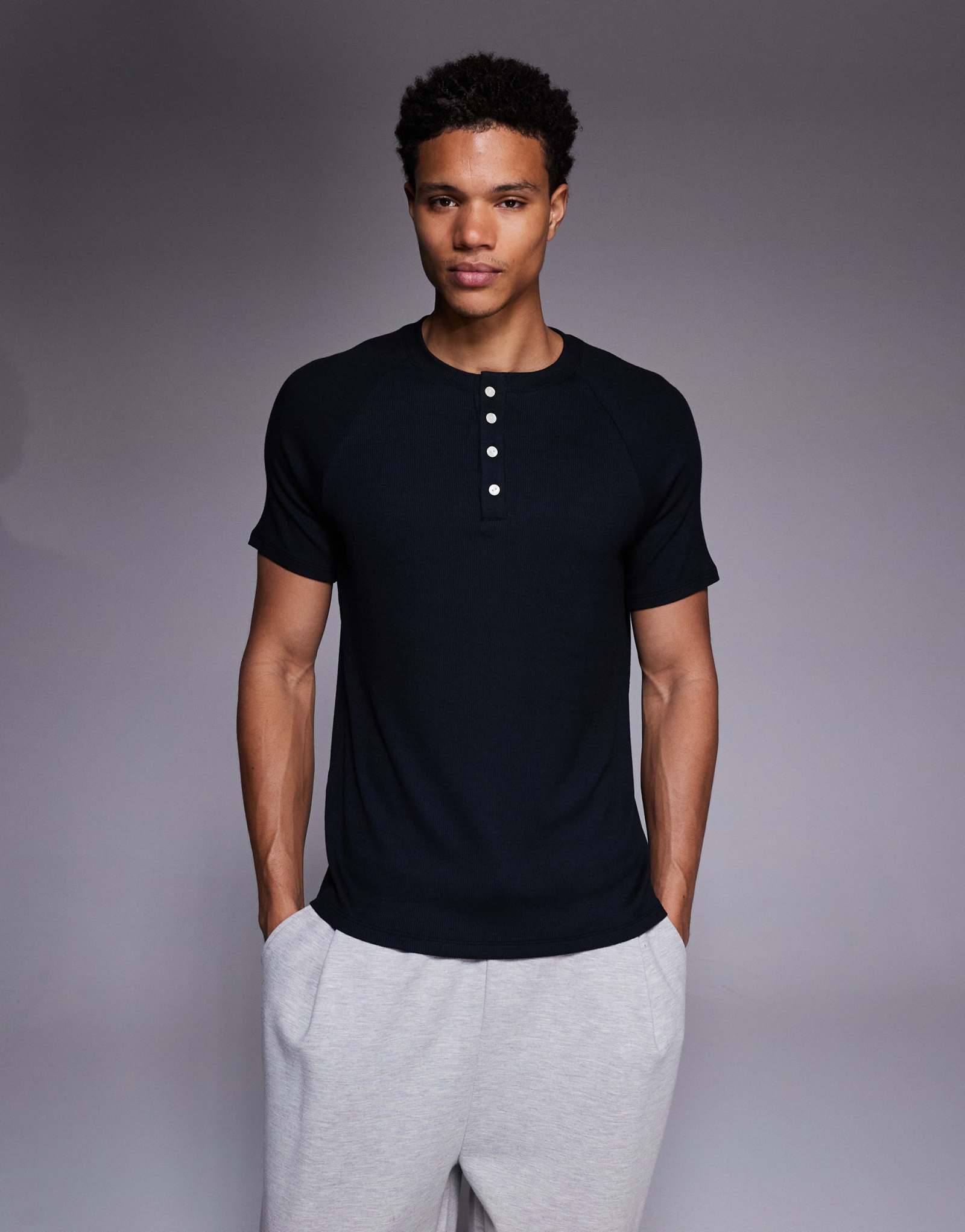 4505 Приталенная футболка реглан henley черного цвета из модального трикотажа в рубчик на день отдыха