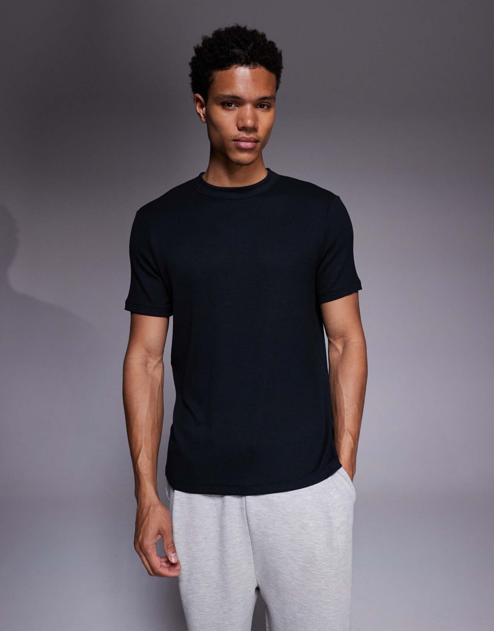 4505 Приталенная футболка из модального трикотажа в рубчик Rest Day черного цвета