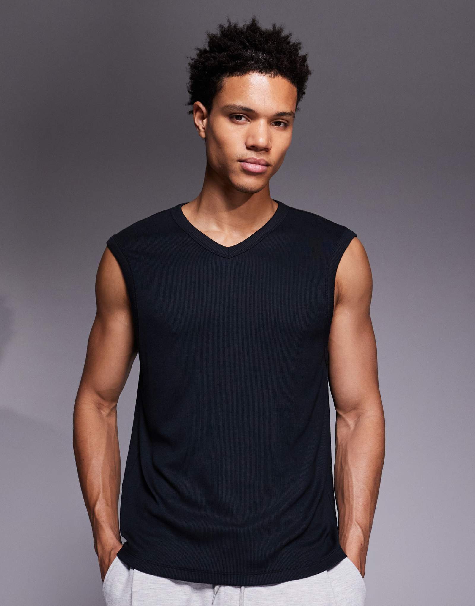 4505 Облегающая майка с v-образным вырезом в рубчик на день отдыха из ультрамягкого модала черного цвета