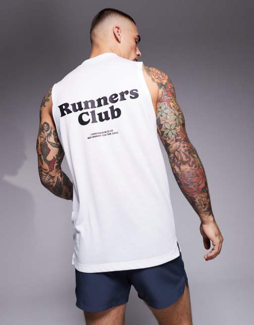 4505 - Run Club - Hvid oversized tanktop med print på ryggen i hurtigttørrende performance-materiale , 3 af 4