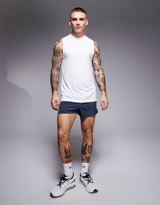 4505 - Run Club - Hvid oversized tanktop med print på ryggen i hurtigttørrende performance-materiale , 4 af 4