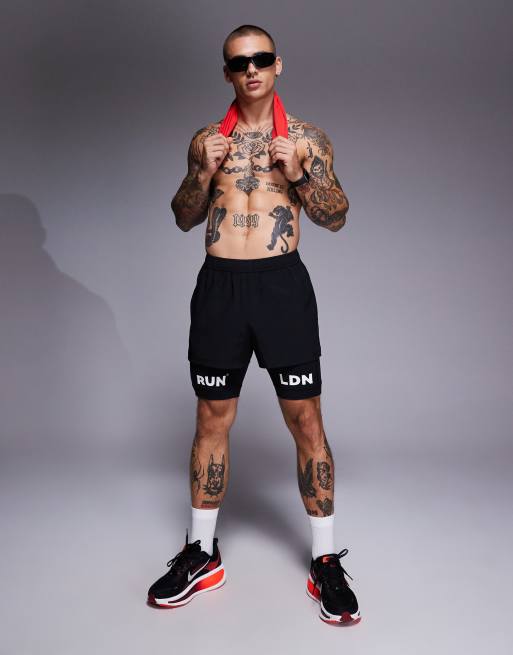 4505 – RUN LDN – Czarne krótkie legginsy baselayer do biegania z kieszonką na telefon
