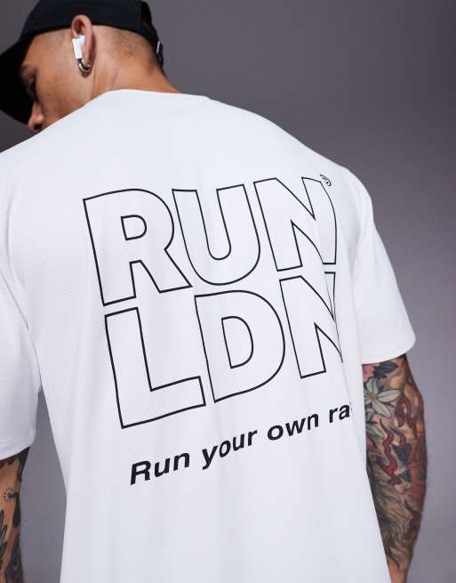 4505 RUN LDN - Hvid løbe-T-shirt med print på ryggen i mesh, 5 af 5