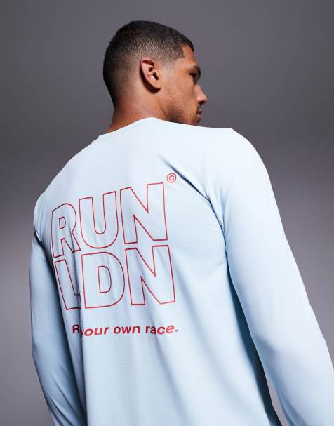 4505 – RUN LDN – Langärmliges Lauf-T-Shirt aus Netzstoff in Blassblau mit Rückenprint - view 1