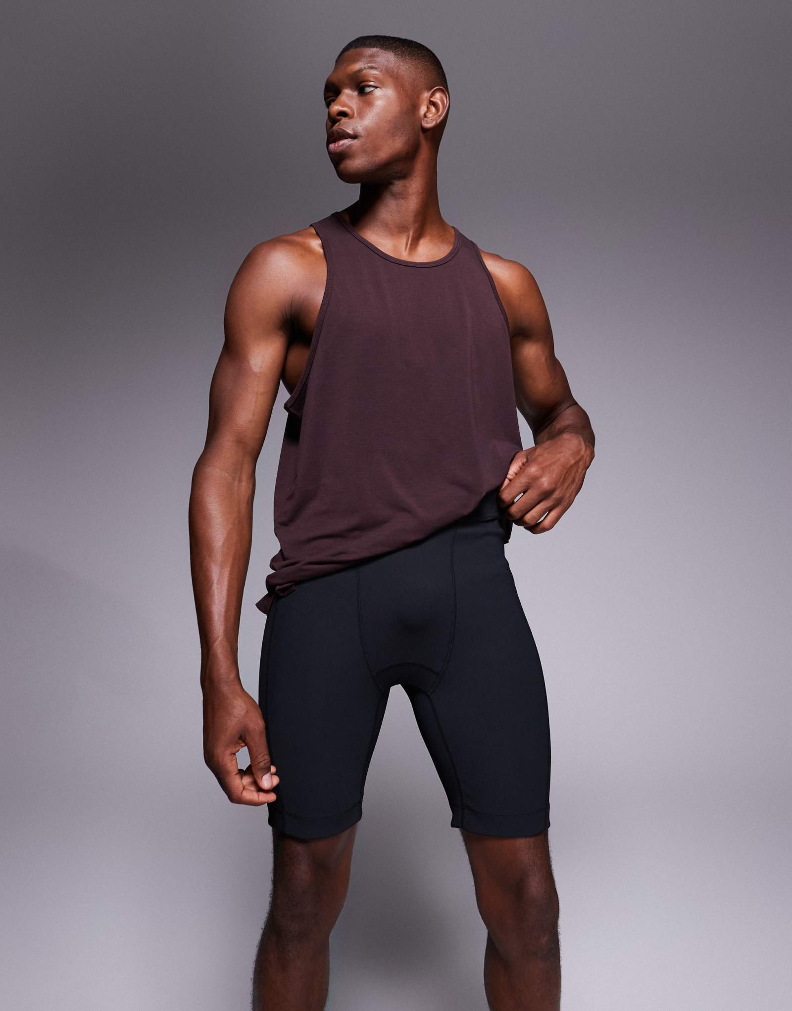 4505 шорты-леггинсы в рубчик с базовым слоем для бега и карманом для телефона черного цвета