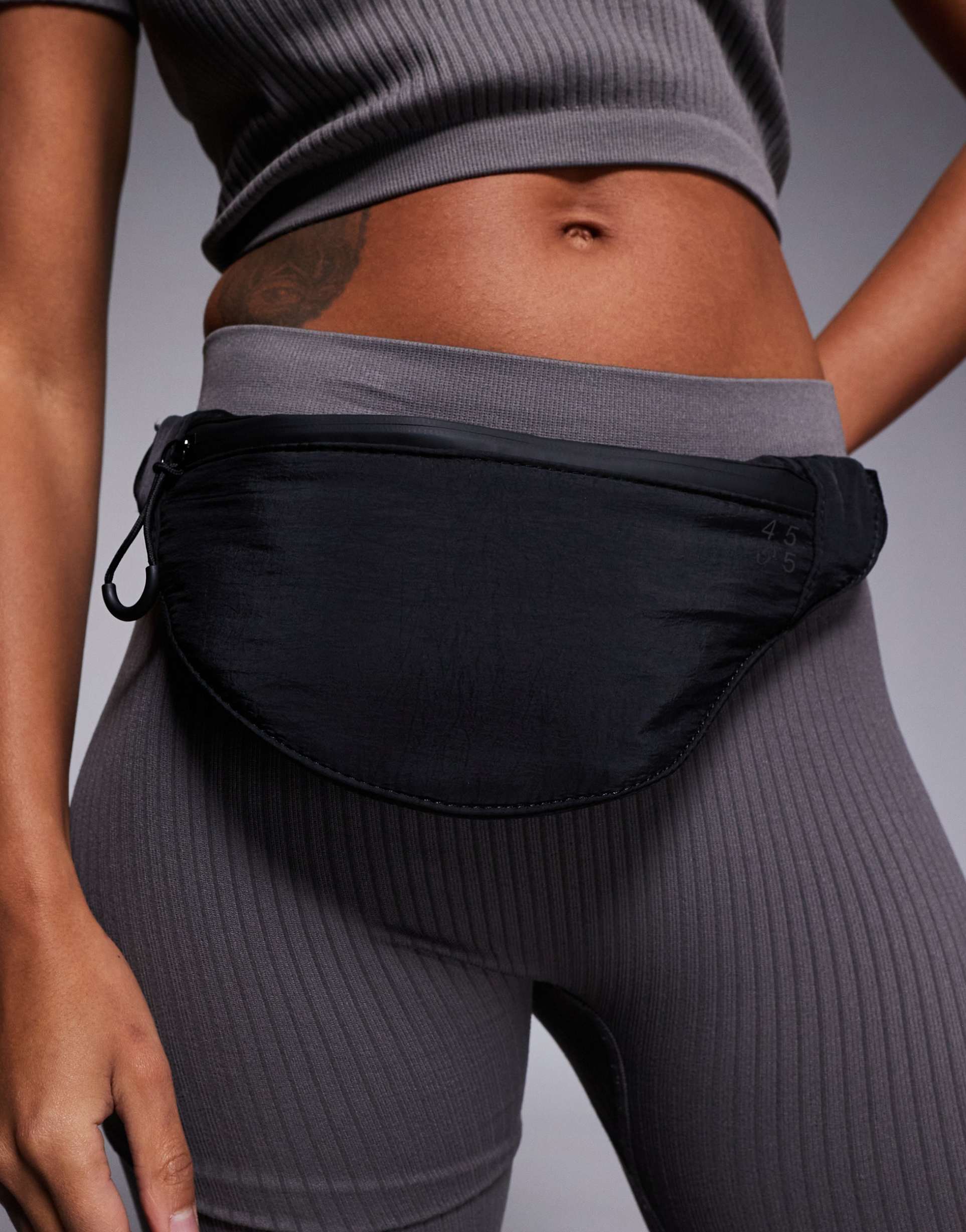 4505 running belt with internal pocket and key clip in black