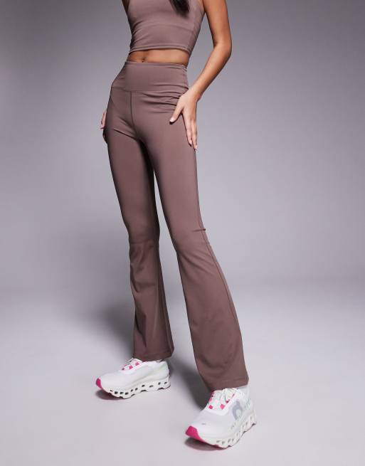 4505 – Schmal geschnittene, ausgestellte Sport-Leggings in Taupe, 4 von 5